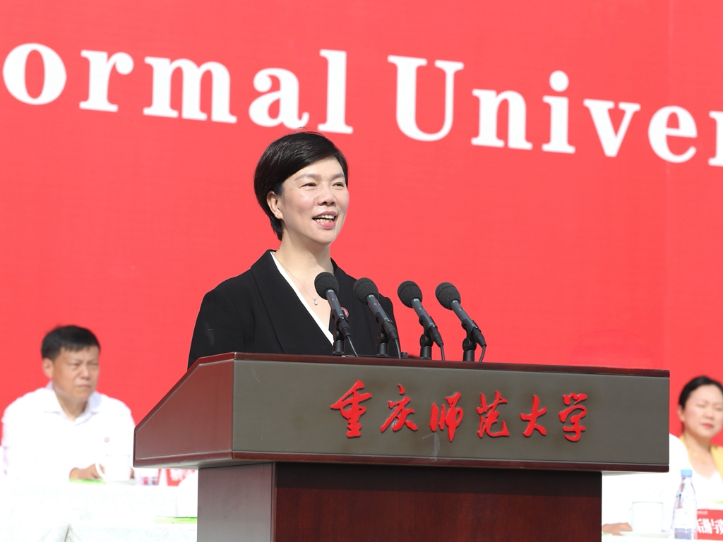 bw西汉姆联中文党委书记张艳以《坚定挺膺担当志向 练就顶天立地本领》为题寄语新生。受访单位供图